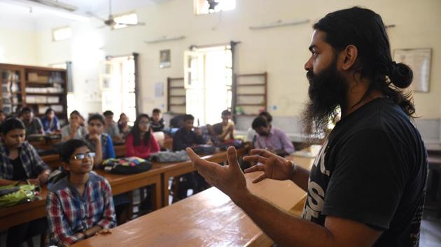 Students at Hindu College listen during a workshop on awareness of air pollution organised by New Delhi Nature Society on Friday.(Sanchit Khanna/HT PHOTO) Students at Hindu College listen during a workshop on awareness of air pollution organised by New Delhi Nature Society on Friday.(Sanchit Khanna/HT PHOTO)