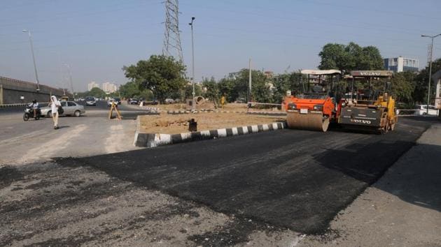 The stretch undergoing repair is situated opposite the new underpass that leads to the Delhi-Gurgaon Expressway. (Parveen Kumar/HT Photo) The stretch undergoing repair is situated opposite the new underpass that leads to the Delhi-Gurgaon Expressway. (Parveen Kumar/HT Photo)