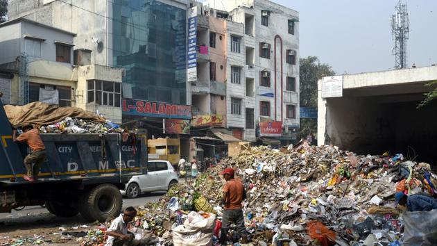 Swatantra Majdoor Sayunkt Morcha, a sanitation union with members in three municipal corporations, made the announcement on Monday, soon after it went on strike.(Sushil Kumar/HT PHOTO)