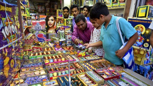 File photo of customers buying firecrackers in New Delhi. (HT) File photo of customers buying firecrackers in New Delhi. (HT)
