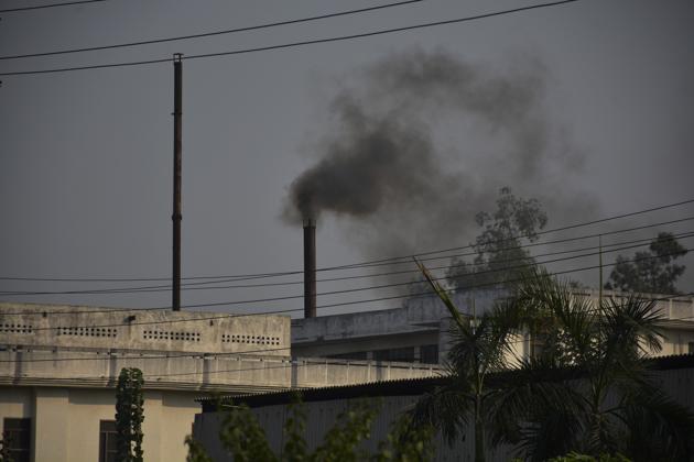 On October 17, the pollution levels for PM10 were 367 micrograms per cubic metre (mpcm) for Ghaziabad, second to Bhiwadi’s 453 mpcm. (Sakib Ali/HT FILE) On October 17, the pollution levels for PM10 were 367 micrograms per cubic metre (mpcm) for Ghaziabad, second to Bhiwadi’s 453 mpcm. (Sakib Ali/HT FILE)