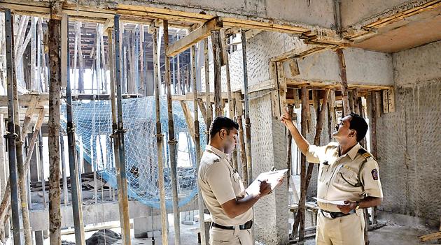 Police inspect the SEYA building of Pate Developers on Sinhagad road on Tuesday after three men fell to their death from the 10th floor. (HT PHOTO) Police inspect the SEYA building of Pate Developers on Sinhagad road on Tuesday after three men fell to their death from the 10th floor. (HT PHOTO)