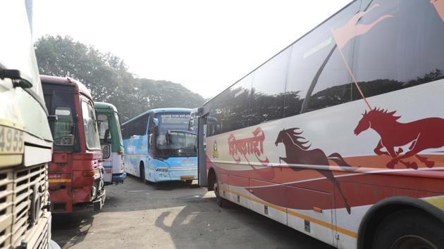 Even luxury buses participated in the strike with almost all of them not plying on the roads of Pune on Tuesday. (Rahul Raut/HT PHOTO) 
