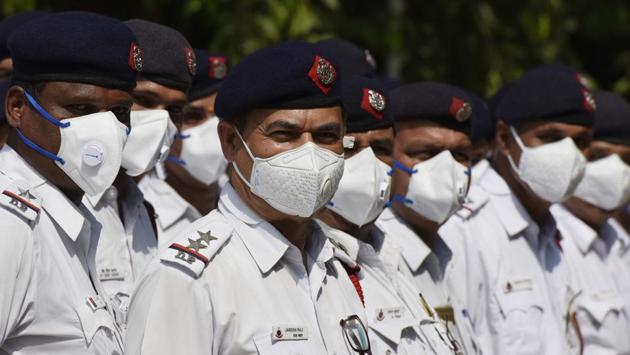 Ten thousand pollution masks (N95) were distributed among Delhi Traffic Police personnel to minimise the impact of toxic air at Traffic Police Headquarters, in Pusa, New Delhi on Tuesday.(Vipin Kumar/HT Photo)