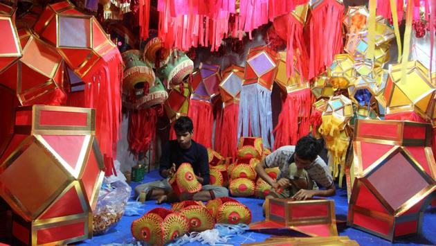 Artists make eco-friendly lanterns in a workshop for Diwali in Thane, Mumbai.  (Praful Gangurde / HT Photo) 