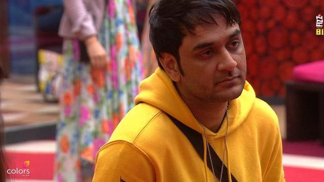 Vikas Gupta loses his captaincy after he attacks Puneesh Sharma on Bigg Boss 11 episode 16. Vikas Gupta loses his captaincy after he attacks Puneesh Sharma on Bigg Boss 11 episode 16.