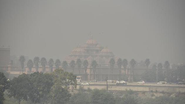 Akshardham temple covered by a haze.(Mohd Zakir/HT PHOTO)