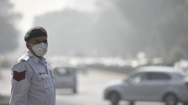 A Delhi traffic policeman wearing mask in Delhi during the persistent smog of November 2016.(Raj K Raj/HT Photo)