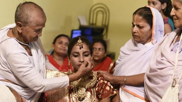 Vinita Devi (centre), a former widow, was married to Rakesh Kumar and the ceremony was solemnized in the presence of 500 widows at the 400 year-old Gopinath temple in Vrindavan on October 16, 2017. Vinita was widowed in 2013, when she lost her husband in the Uttarakhand floods. (Burhaan Kinu / HT Photo)