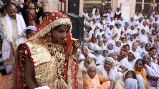 Vinita, seen walking out to the courtyard of the Gopinath temple for the ceremony. ‘I think more women should come forward and take decisions of their lives on their own, whether it is about education, career or choosing a life partner,’ she said. (Burhaan Kinu / HT Photo)