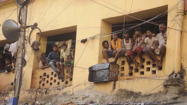 The competition triggered great interest among the locals who perched on balconies and rooftops to get a better view of the proceedings. (Samir Jana / HT Photo)