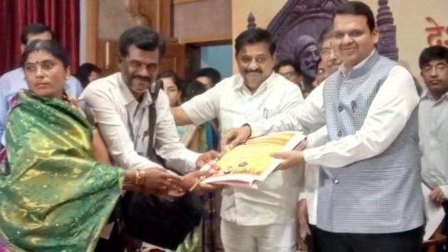 Chief Minister Devendra Fadnavis handed over certificates of clearance of loan accounts to 100 farmers from across the state on Wednesday at a function in Mumbai. (Kunal Patil/HT) Chief Minister Devendra Fadnavis handed over certificates of clearance of loan accounts to 100 farmers from across the state on Wednesday at a function in Mumbai. (Kunal Patil/HT)