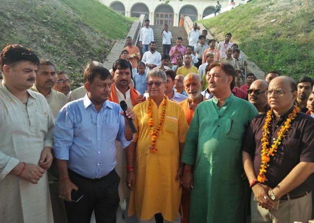 People from all walks of life turned up to be a part of the ‘Heritage Walk’- a first of its kind in Ayodhya. (HT Photo) People from all walks of life turned up to be a part of the ‘Heritage Walk’- a first of its kind in Ayodhya. (HT Photo)