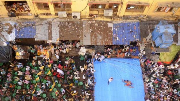 Hundreds gathered to watch the matches in which wrestlers mainly from local akharas participated. A few came from adjacent districts too. (Samir Jana / HT Photo)