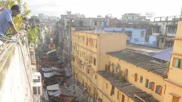 Frenzy gripped the entire street which is just about 15-20 feet wide and lined with old houses on either side. (Samir Jana / HT Photo)