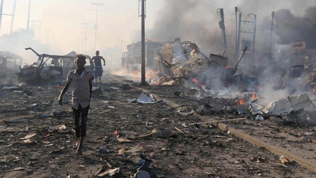 Civilians evacuate from the scene an explosion in KM4 street in the Hodan district in Mogadishu, Somalia October 14, 2017.(REUTERS)