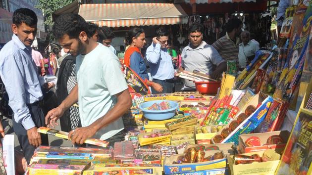 Locals purchase firecrackers in Dehradun on the eve of Diwali on Wednesday. (Vinay Santosh Kumar/HT) Locals purchase firecrackers in Dehradun on the eve of Diwali on Wednesday. (Vinay Santosh Kumar/HT)