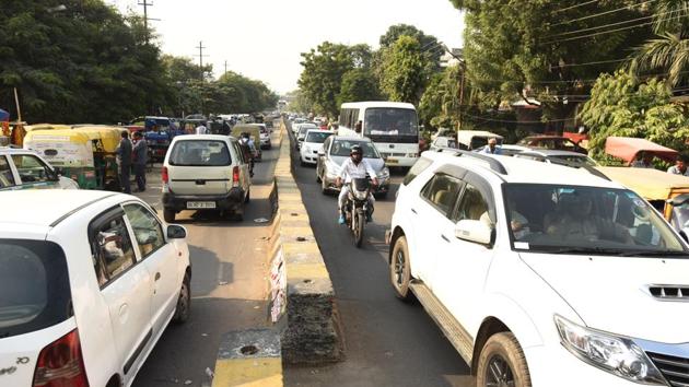 Roads witnessed a manifold increase in traffic volume because of which commuters got stuck for hours and were delayed in reaching their destinations. (Virendra Singh Gosain/HT PHOTO) Roads witnessed a manifold increase in traffic volume because of which commuters got stuck for hours and were delayed in reaching their destinations. (Virendra Singh Gosain/HT PHOTO)
