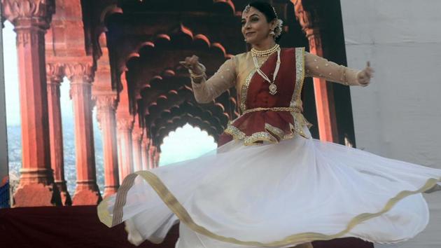 Actress and kathak exponent Sharvari Jamenis performs 'Footprint' a kathak dance recital organised by the Sarvotkarsh Trust at Shaniwarwada on Wednesday. The recital was held as a part of the Diwali Pahat legacy in the city.(Ravindra Joshi/HT PHOTO)