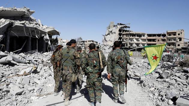 Fighters of Syrian Democratic Forces walk past the ruins of destroyed buildings near the National Hospital after Raqqa was liberated from the Islamic State militants, in Raqqa, Syria October 17, 2017. (Reuters Photo) Fighters of Syrian Democratic Forces walk past the ruins of destroyed buildings near the National Hospital after Raqqa was liberated from the Islamic State militants, in Raqqa, Syria October 17, 2017. (Reuters Photo)