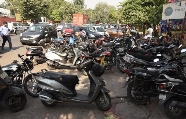 Figures with the regional transport department show that Ghaziabad, at present, has a registered vehicle base of 8,89,394. Of these, nearly 75,000 were registered in 2015, 79,579 in 2016 and another 65,275 in 2017 till date. (Virendra Singh Gosain/HT PHOTO) Figures with the regional transport department show that Ghaziabad, at present, has a registered vehicle base of 8,89,394. Of these, nearly 75,000 were registered in 2015, 79,579 in 2016 and another 65,275 in 2017 till date. (Virendra Singh Gosain/HT PHOTO)