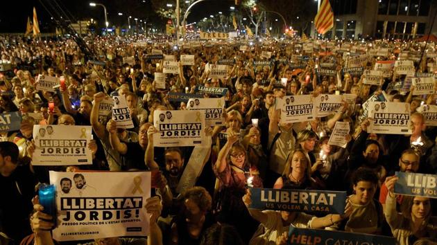People hold candles and placards reading "Freedom" during a demonstration in Barcelona against the arrest of two Catalan separatist leaders on October 17. (AFP Photo) People hold candles and placards reading "Freedom" during a demonstration in Barcelona against the arrest of two Catalan separatist leaders on October 17. (AFP Photo)