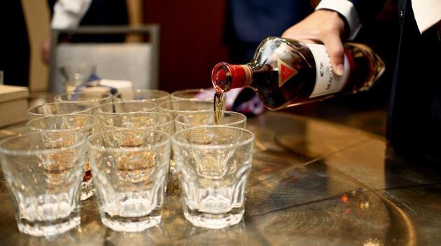 Alcohol increases self-confidence and reduces social anxiety, both of which might be expected to improve language ability. (Shutterstock) Alcohol increases self-confidence and reduces social anxiety, both of which might be expected to improve language ability. (Shutterstock)