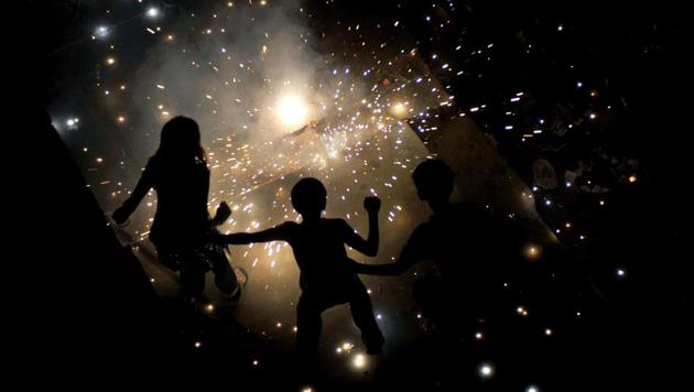 (FILES) This file photo taken on October 27, 2011 shows children lighting fireworks for the Diwali festival in New Delhi. (AFP) (FILES) This file photo taken on October 27, 2011 shows children lighting fireworks for the Diwali festival in New Delhi. (AFP)