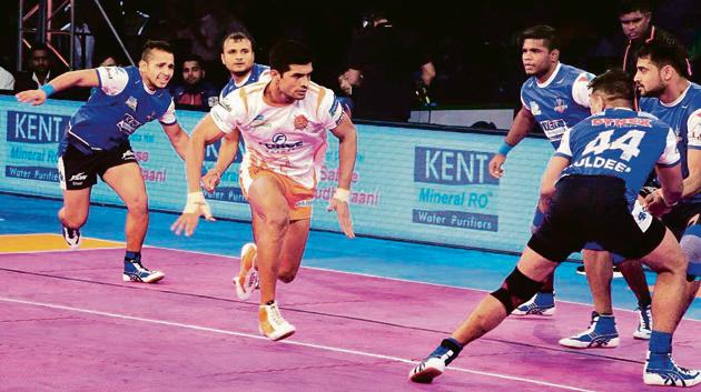 Puneri Paltan captain Deepak Hooda (orange) in action during a Pro Kabaddi league match. Heading to the knockouts the Pune team wants to finish top of the league.(HT PHOTO)