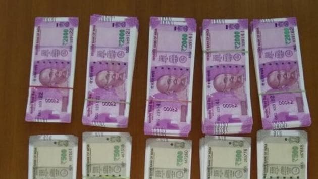 The DRI recovered Rs 9.75 lakh in fake notes from the key accused on Monday. (HT) The DRI recovered Rs 9.75 lakh in fake notes from the key accused on Monday. (HT)