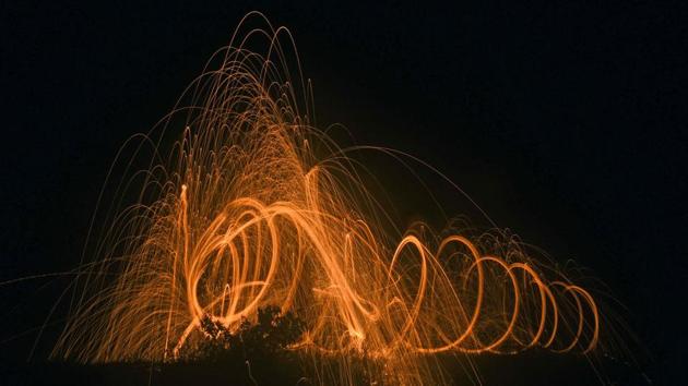 The next step is to set the aperture to an upper limit, preferably anywhere between f/8 and f/32, depending on the subject that you are shooting, lighting conditions and the make of your camera. After this, the shutter speed should be set to the lower limit or to ‘BULB’ mode so as to get a long exposure. (HT Photo) 