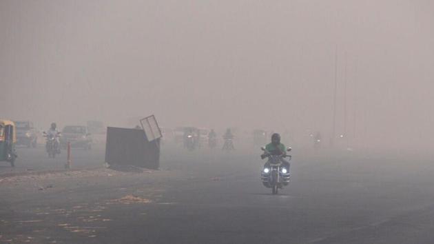 Post Diwali night, Delhi woke up to a sky covered by smog with little or no visibility in various parts of the city as pollution monitoring stations across Delhi glowed red, indicating a very poor quality of air. However Delhi still observed its cleanest Diwali in three years owing to restrictions on sale of firecrackers imposed by the Supreme Court. (Ravi Choudhury / HT Photo)