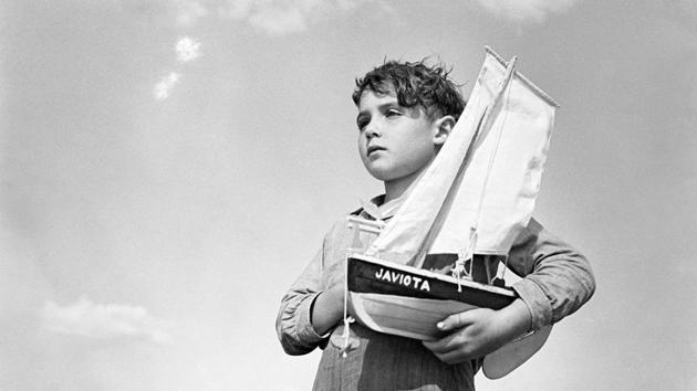 Suárez, in ‘Mariñeiros,’ took a long look at the life and times of the fishing community. He photographed men, women and children, observing, ‘Man is always present in my photos, or at the very least, his trace.’ (José Suárez)