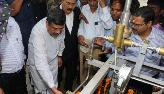 Oil Minister Dharmendra Pradhan at the Decompression Unit of PNG Supply at Butterfly Garden, Nalco Nagar, Bhubaneswar. (Twitter) Oil Minister Dharmendra Pradhan at the Decompression Unit of PNG Supply at Butterfly Garden, Nalco Nagar, Bhubaneswar. (Twitter)
