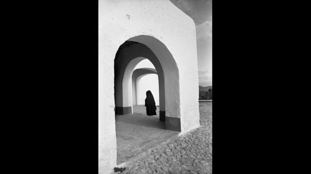 Suárez moved to Ibiza briefly, where he made this photograph, in the 1960s. People wearing black clothes in white empty spaces took on an ephemeral role. (José Suárez)