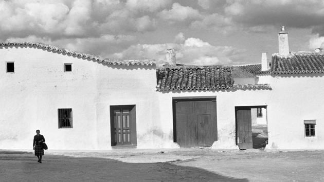 Even though his work was extensive in La Mancha, Suárez wasn’t entirely happy with his move back to Spain. The emptiness in his images symbolized the sadness and desolation he felt about his country on his return. (José Suárez)