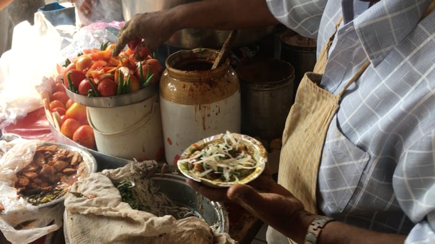 Mattra or muttar chholey served with kulchey is one of Delhi’s lip-smacking street food items.(HT Photo)