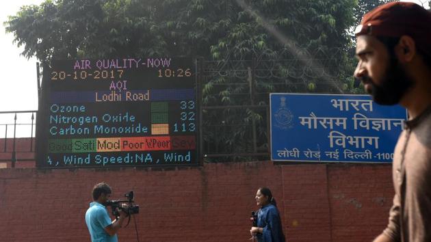 A sign board shows the poor condition of the air at Lodhi Road Meteorological office after the Diwali celebrations in New Delhi. (Sushil Kumar/HT PHOTO)