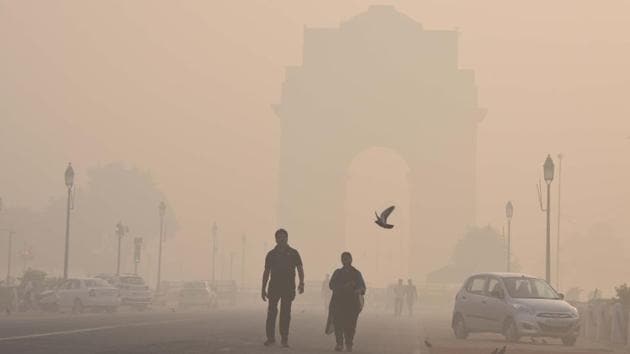 Thick smog and pollution engulfed India Gate after the Diwali celebrations in New Delhi last night. (Arvind Yadav/HT PHOTO)