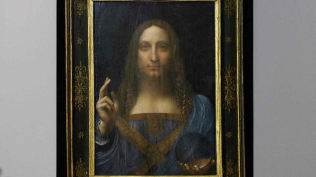 Visitors take photos after Leonardo da Vinci's 'Salvator Mundi' painting was unveiled in Hong Kong on October 13, 2017. (AFP Photo) Visitors take photos after Leonardo da Vinci's 'Salvator Mundi' painting was unveiled in Hong Kong on October 13, 2017. (AFP Photo)
