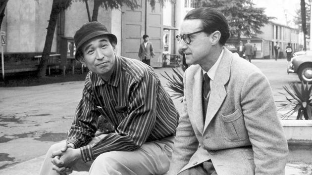 On his second visit to Japan in 1960, José Suárez (right) interviewed and met director Akiro Kurosawa (left) and made a reportage of the film that the director was working on at the time, ‘The Bad Sleep Well.’ (José Suárez)