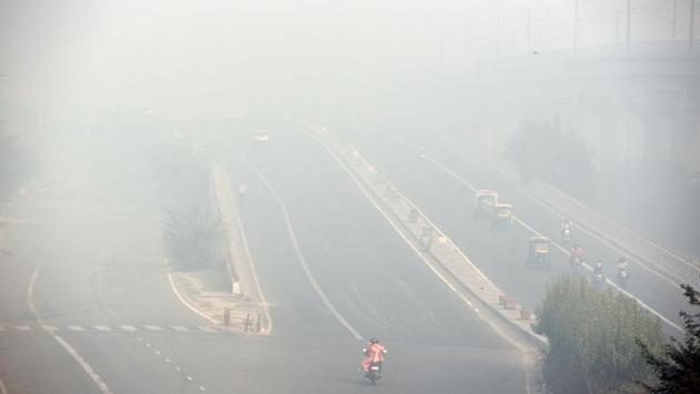 A view of road near Akshardham validates the poor AQI (air quality index) of 319 on Friday morning. At this level of air quality, people are advised to avoid all outdoor physical activities and stay indoors as much as possible. However, this was much better than 2016 when AQI on Diwali was 431. (Ravi Choudhary/HT PHOTO)