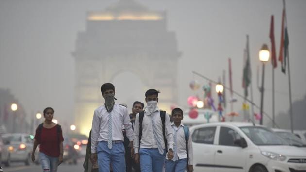 School students covers their face with a handkerchief to avoid thick smog at Rajpath, India Gate in New Delhi.(Raj K Raj/HT File Photo)