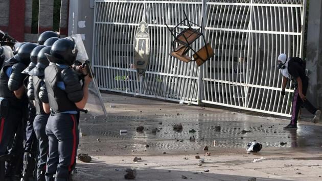 A masked student from the National Autonomous University of Honduras (UNAH), takes part in a protest against the re-election of President Juan Orlando Hernandez which resulted in clashes with riot police in Tegucigalpa, Honduras on October 18, 2017. (Orlando Sierra / AFP)