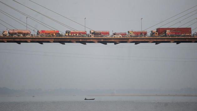 Vehicles are seen during a traffic jam at Yamuna bridge in Allahabad on October 17. (Sanjay Kanojia / AFP) Vehicles are seen during a traffic jam at Yamuna bridge in Allahabad on October 17. (Sanjay Kanojia / AFP)