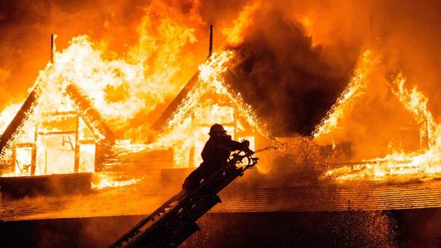 A firefighter extinguishes a fire at Kandawgyi Palace hotel in Yangon, Myanmar on October 19, 2017. (Ye Aung Thu / AFP)