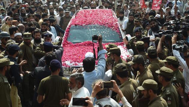 Pakistani policemen and supporters of the Jamaat-ud-Dawa (JuD) gather around the car carrying leader Hafiz Saeed as he arrives at a court in Lahore.Mumbai attack mastermind and banned Jamaat-ud-Dawah chief Hafiz Saeed’s house arrest was on Thursday extended for another 30 days by a Judicial Review Board of Pakistan’s Punjab province. (Arif Ali / AFP)
