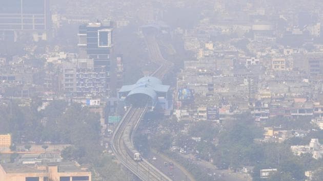 The readings of PM10 and PM2.5, however, increased to 458 µg/m³ and 464 µg/m³, respectively, at 4pm on Friday. (Sunil Ghosh/HT Photo)