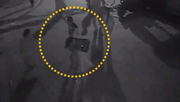 Video from a security camera showed the accused Imran Shahid Shaikh viciously attack the teen on a street in Kurla-Nehrunagar in Mumbai. (ANI/Twitter) Video from a security camera showed the accused Imran Shahid Shaikh viciously attack the teen on a street in Kurla-Nehrunagar in Mumbai. (ANI/Twitter)