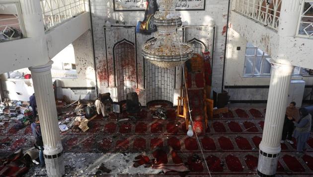 Afghan men inspect inside a Shi'ite Muslim mosque after last night attack in Kabul, Afghanistan October 21, 2017. (REUTERS Photo) Afghan men inspect inside a Shi'ite Muslim mosque after last night attack in Kabul, Afghanistan October 21, 2017. (REUTERS Photo)
